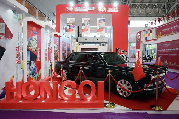 Китайский автомобиль представительского класса Hongqi L5 на экспозиции Второго российско-китайского ЭКСПО в Харбине