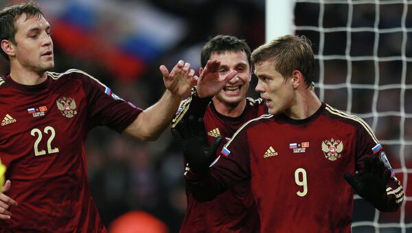 Игроки сборной России Артём Дзюба, Алан Дзагоев поздравляют Александра Кокорина (слева направо) с забитом мячом в матче с Черногорией