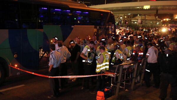 Полиция у автобуса где произошло нападение на израильского солдата