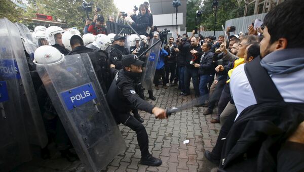 Полиция Стамбула разогнала участников акции протеста против теракта в Анкаре