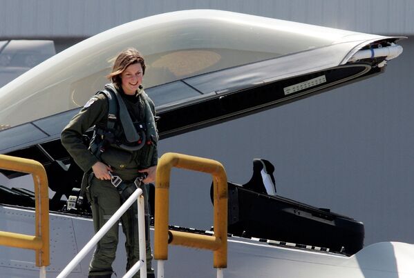 Капитан Джемми Джемисон покидает кабину самолета F-22A Raptor