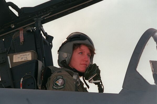 Первая женщина-пилот истребителя F-15 ВВС США Дженни Флинн