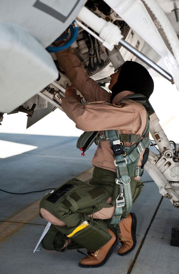 Первая женщина-пилот ВВС Арабских Эмиратов майор Марьям аль-Мансури возле своего истребителя F-16