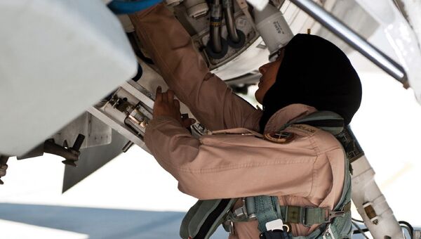 Первая женщина-пилот ВВС Арабских Эмиратов майор Марьям аль-Мансури возле своего истребителя F-16