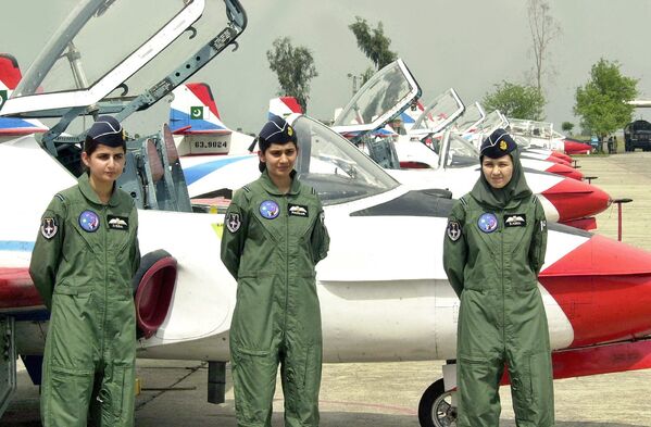 Женщины-пилоты ВВС Пакистана на военной базе в Рисалпуре, Пакистан
