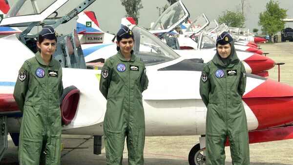 Женщины-пилоты ВВС Пакистана на военной базе в Рисалпуре, Пакистан