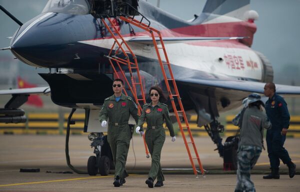 Летчики из пилотажной группы ВВС Китая возле самолета J-10