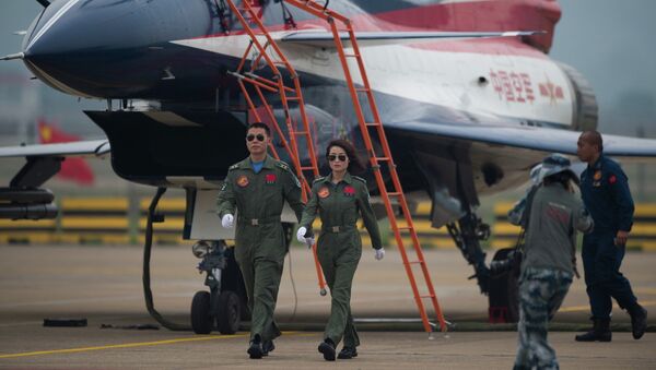 Летчики из пилотажной группы ВВС Китая возле самолета J-10. Архивное фото