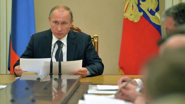 Президент России Владимир Путин проводит совещание с членами правительства РФ в Кремле