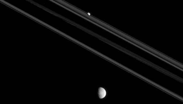 Спутники Сатурна - Мимас и Пандора