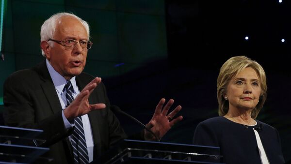 Кандидаты в президенты от Демократической партии США Бери Сандерс и Хиллари Клинтон. Архивное фото