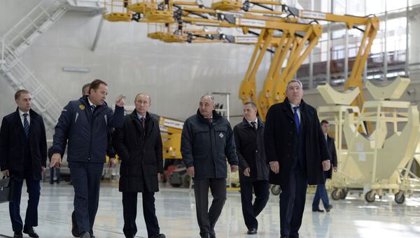 Президент России Владимир Путин во время осмотра строительных работ на космодроме Восточный