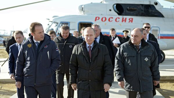 Президент России Владимир Путин во время осмотра строительных работ на космодроме Восточный