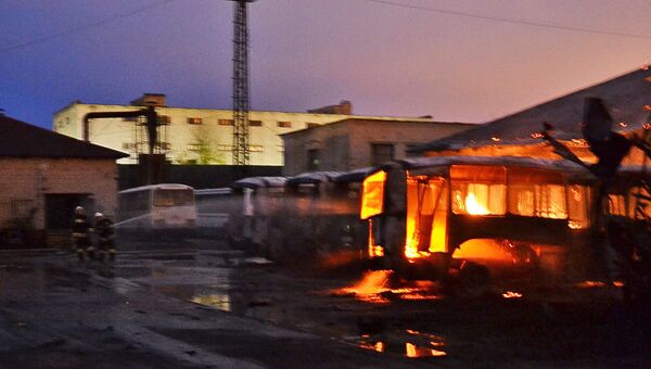 Сотрудники МЧС на месте пожара на стоянке автобусов в Северодвинске, Архангельская область