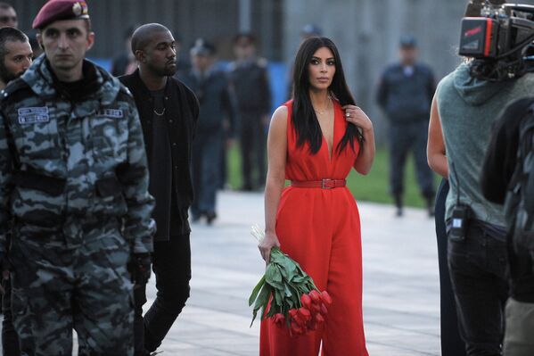 Ким Кардашьян с мужем Канье Уэст во время памятных мероприятий в Ереване, посвященных 100-летию геноцида армян