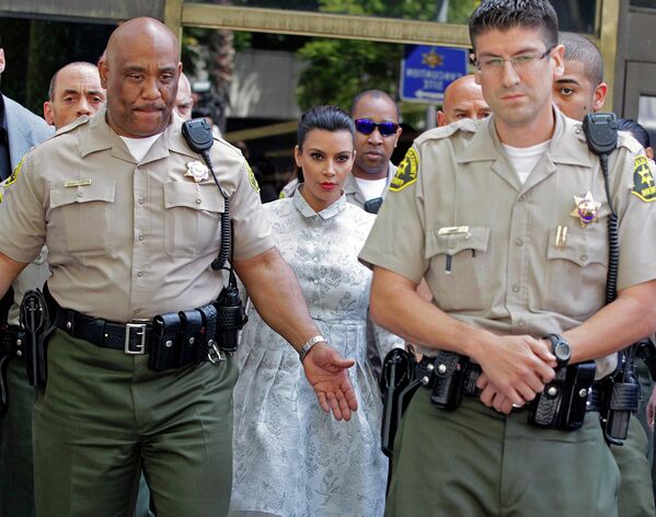 Ким Кардашьян покидает зал суда после бракоразводного процесса с Крисом Хамфрисом
