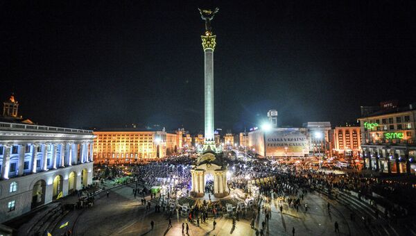 Киевляне во время памятных мероприятий, посвященных годовщине начала событий на площади Независимости в Киеве