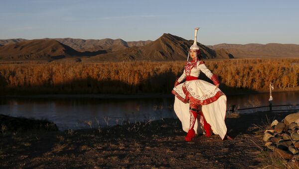 Модель, одетая в традиционный костюм, на берегу реки Енисей, Республика Тыва