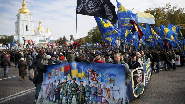 Члены Правого сектора во время марша в честь годовщины создания УПА в Киеве