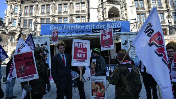 Участники демонстрации в центре Мюнхена требуют положить конец воинственному курсу НАТО, а также прекратить конфронтацию с Россией