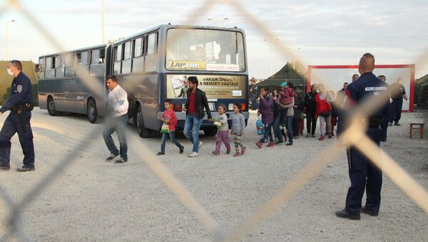 Беженцы заходят в миграционный пункт Реске. Архивное фото