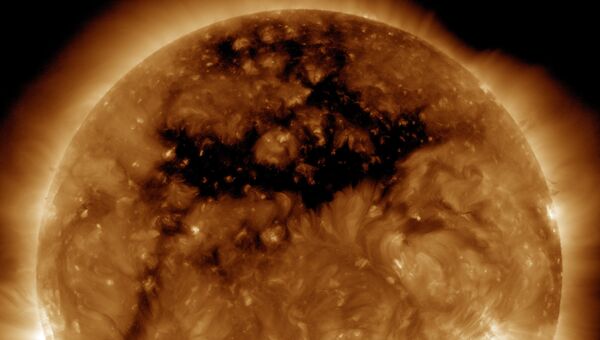 Изображение обширной корональной дыры на Солнце, полученное с помощью Solar Dynamics Observatory. Архивное фото