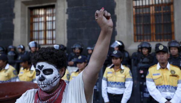 Женщина принимает участие в акции протеста работников сферы образования в Мексике