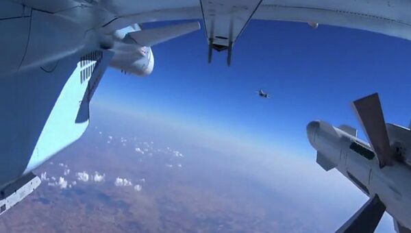 Самолет российских Воздушно-космических сил во время боевого вылета. Архивное фото