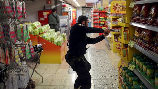 Израильская полиция в супермаркете у центрального автовокзала Иерусалима