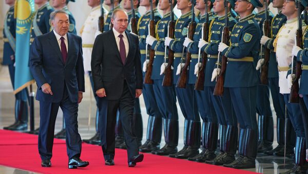 Президент России Владимир Путин и президент Казахстана Нурсултан Назарбаев проходят перед строем почетного караула