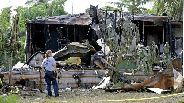 Место падения небольшого самолета на трейлерный парк в американском штате Флорида