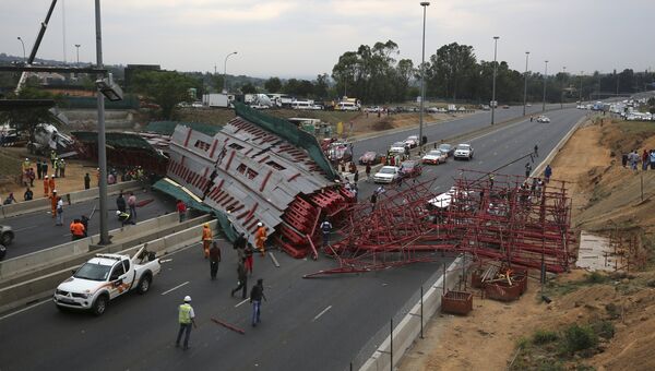 Обрушение конструкций строящегося моста в южноафриканском Йоханнесбурге