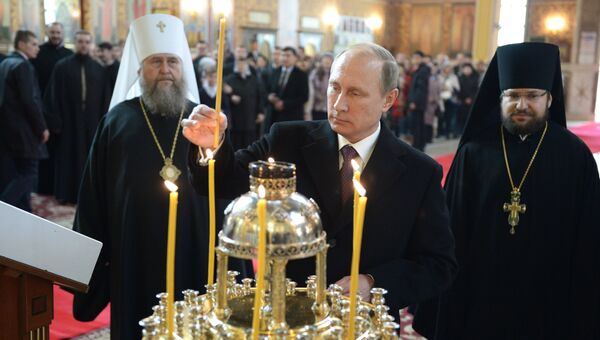 Президент России Владимир Путин во время посещения Свято-Успенского кафедрального собора в Астане