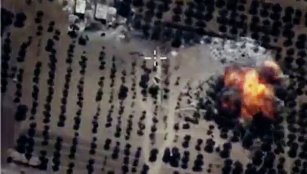Бомбардировщики Су-24М ВКС России нанесли точечные авиационные удары по укрытиям с бронетехникой и складам ГСМ в провинции Идлиб