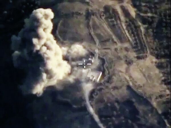 Бомбардировщики Су-24М ВКС России нанесли точечные авиационные удары по укрытиям с бронетехникой и складам ГСМ в провинции Идлиб