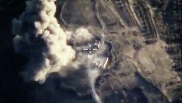 Бомбардировщики Су-24М ВКС России нанесли точечные авиационные удары по укрытиям с бронетехникой и складам ГСМ в провинции Идлиб. Архивное фото