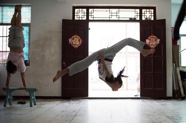 Тренировка акробатической труппы Shanghai Dream, Китай