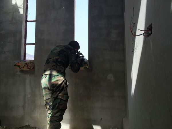 Сирийский военный ведет огонь по позициям боевиков