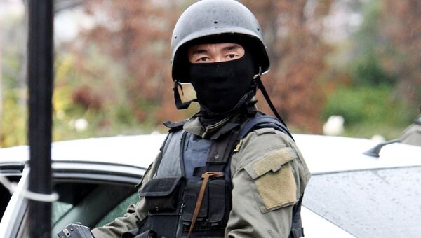 Сотрудник правоохранительных органов Киргизии во время операции по поиску исламистов. Архивное фото