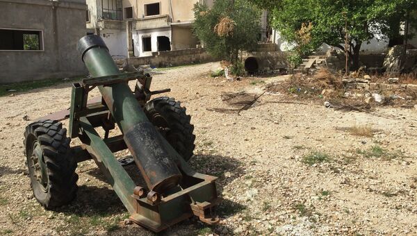 Брошенный террористами самодельный миномет в деревне Саф-Сафа (провинция Хама), освобожденной сирийской армией от боевиков Фронта ан-Нусра. Архивное фото
