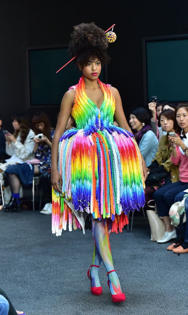Показ дизайнера Takafumi Tsuruta. Платье из тысячи бумажных журавликов. Неделя моды в Токио. Октябрь 2015