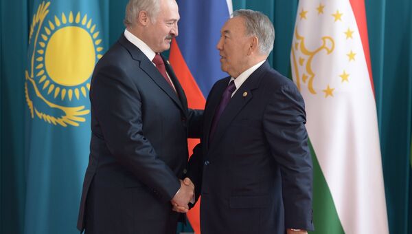 Президент Белоруссии Александр Лукашенко и президент Казахстана Нурсултан Назарбаев. 16 октября 2015.