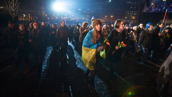 Жители участвуют в памятных мероприятиях на площади Независимости, посвященных трагическим событиям 20 февраля 2014 года. Архивное фото