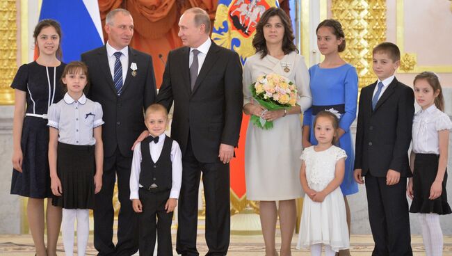 Президент РФ В. Путин вручил ордена Родительская слава многодетным родителям