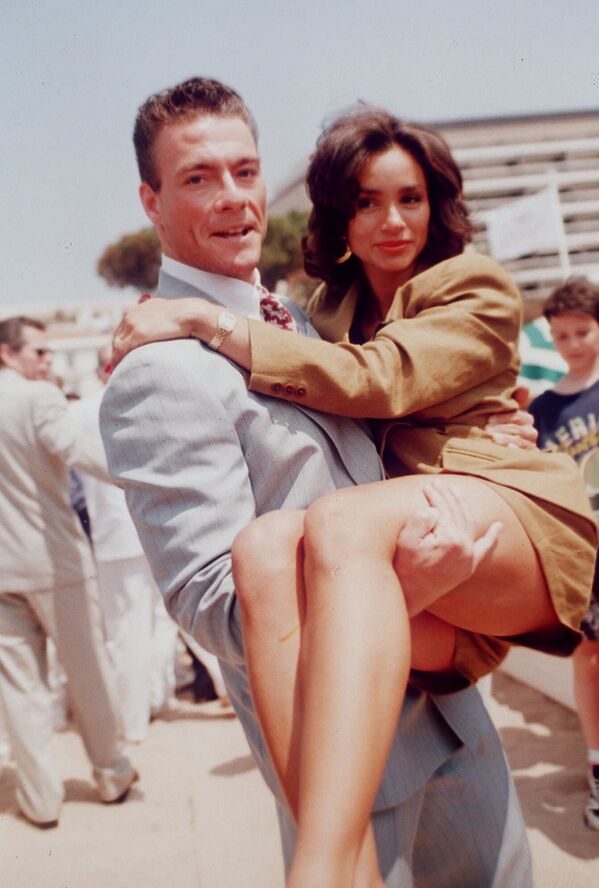 Актер Жан-Клод Ван Дамм с женой на пляже. Канны, 1992 год