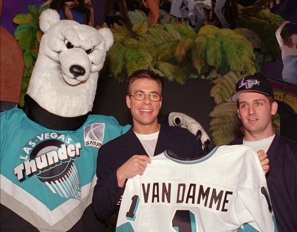 Актер Жан-Клод Ван Дамм с именной футболкой хоккейной лиги. Лас-Вегас, 1995 год
