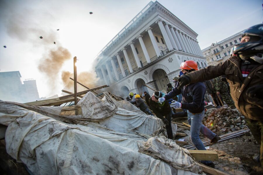 Сторонники оппозиции кидают камни на площади Независимости в Киеве