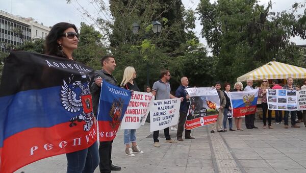 Жители Афин с флагами ДНР и РФ требовали объективно расследовать трагедию MH17