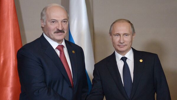 Президент РФ Владимир Путин (справа) и президент Белоруссии Александр Лукашенко. Архивное фото