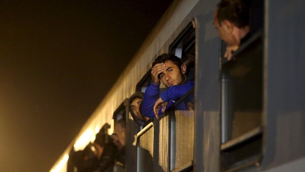 Беженцы прибыли на вокзал в Словении
